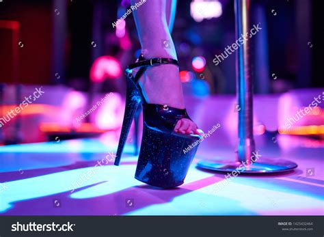 Striptiz Najdi prostitutko Boajibu